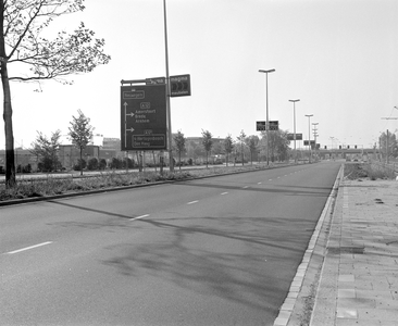 884389 Gezicht op de Europalaan te Utrecht, met rechts het tracé van de sneltram Utrecht-Nieuwgein v.v.; links een ...